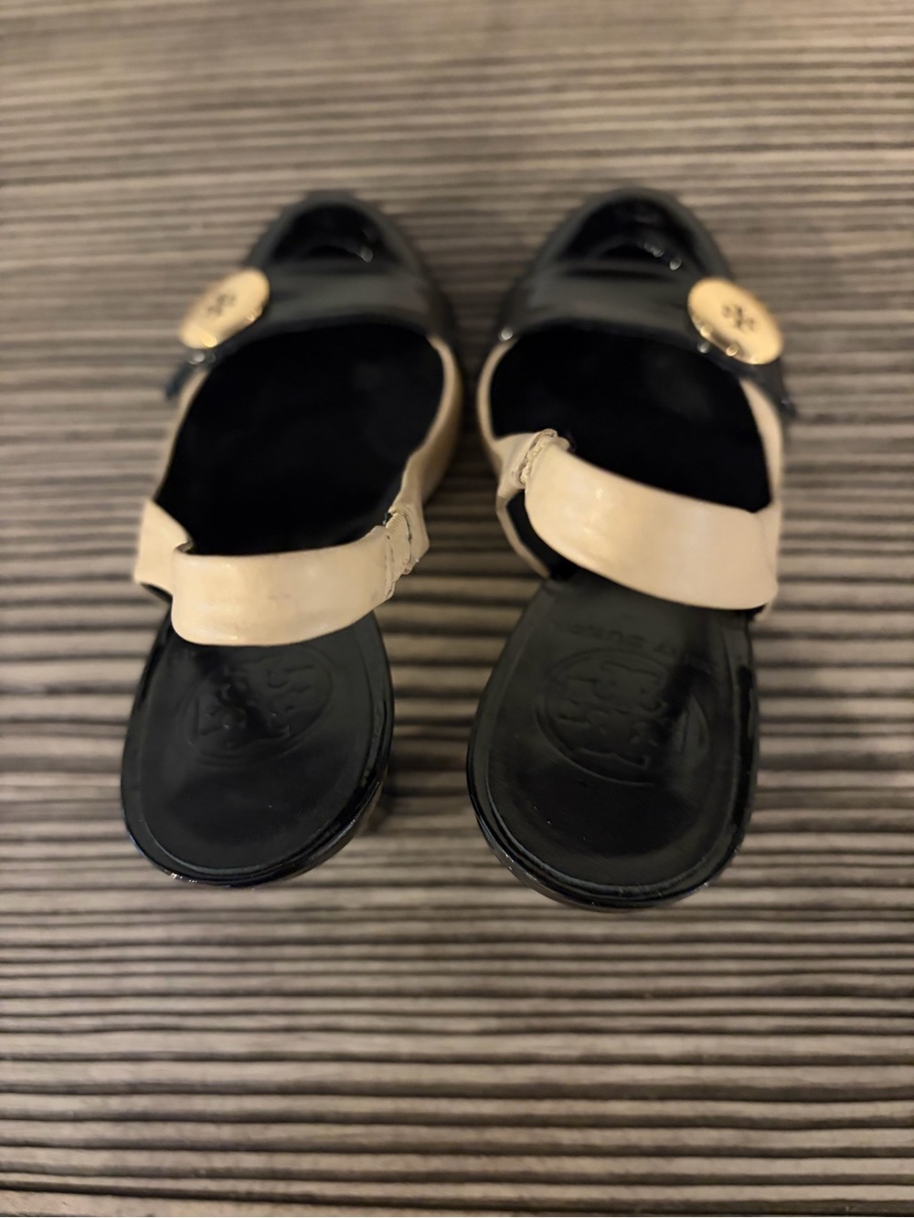 Tory Burch Black and Cream Patent Leather Slingback Heels with Gold Logo - Picture 2 of 5